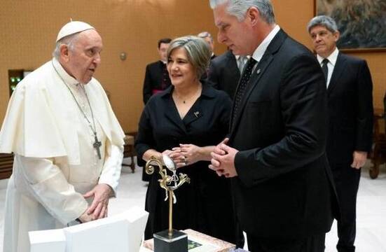 El Papa Francisco recibe al presidente y dirigente comunista cubano Díaz-Canel y su esposa
