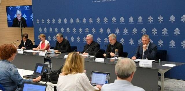 Los cardenales Grech y Hollerich presentan el documento de trabajo del sínodo de la sinodalidad
