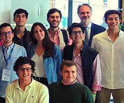 Jóvenes participantes en la Academia de Líderes Católicas de Madrid, y algunos ponentes