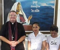 El obispo Schmitthaeusler, que pastorea a los católicos de la capital camboyana, con alumnas de escuela salesiana