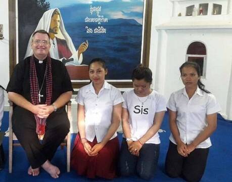 El obispo Schmitthaeusler, que pastorea a los católicos de la capital camboyana, con alumnas de escuela salesiana