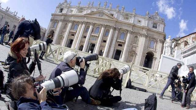 Periodistas en el Vaticano - el Papa anima a los periodistas a hacer un trabajo de escucha y reflexión