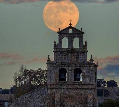 La luna con la espadaña de la iglesia de Masa, Burgos - foto de VerPueblos.com