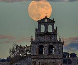 La luna con la espadaña de la iglesia de Masa, Burgos - foto de VerPueblos.com