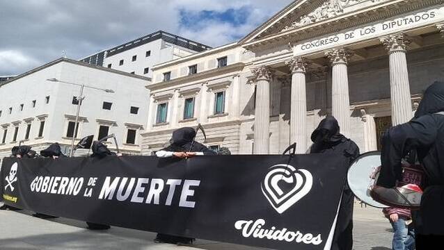 Protesta contra la eutanasia ante el Congreso de los Diputados en Madrid
