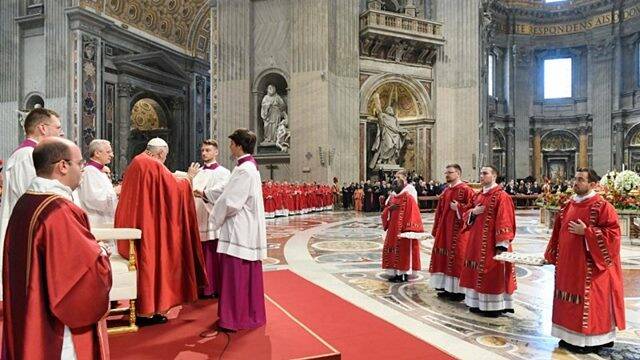 Francisco bendice los palios de los arzobispos.