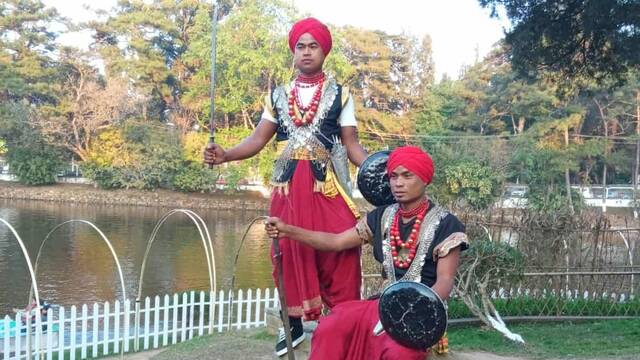Hombres indios con trajes de danza khasi.