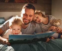 Hijos lectores serán jóvenes menos manipulables. Pero para ello hace falta guiarles en buenas lecturas y hábitos sólidos que creen este amor por la lectura.