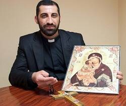 Naim Shoshandy es un joven sacerdote iraquí de rito siro católico de 39 años y que vive actualmente en España.
