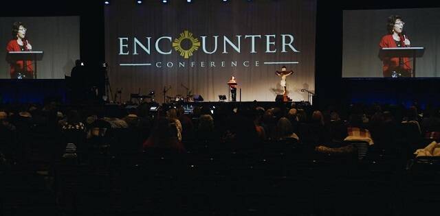 La teóloga Mary Healy en uno de los congresos de evangelización de Encounter Ministries