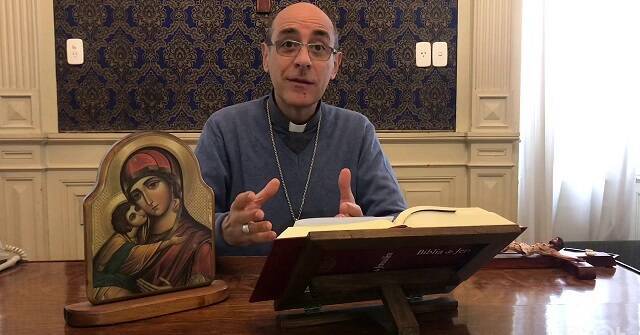 Víctor Manuel Fernández, nuevo Prefecto de Doctrina de la fe, con una Biblia y un icono