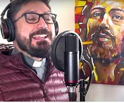 Un sacerdote canta y graba parte del Himno de los Influencers Católicos en la JMJ de Lisboa