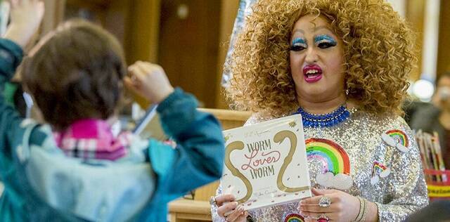 Un drag queen disfrazado con un cuento queer y niños