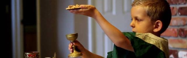 Niño "celebrando" misa. 