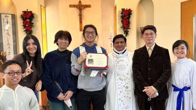 Yuki Kohmo, con sacerdotes y su familia. 