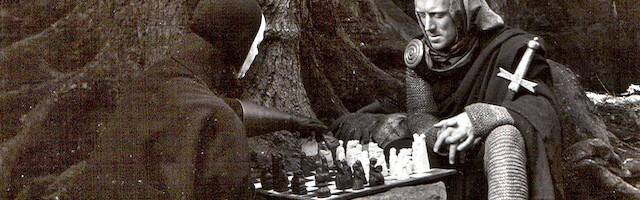 La partida de ajedrez que juegan el caballero cruzado (Max von Sydow) y la Muerte (Bengt Ekerot) en 'El séptimo sello' (1957) de Ingmar Bergman.