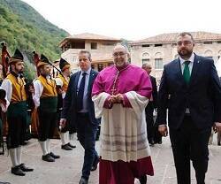 El arzobispo Sanz Montes con el presidente autonómico, Adrián Barbón, socialista, en la cita institucional del Día de Asturias