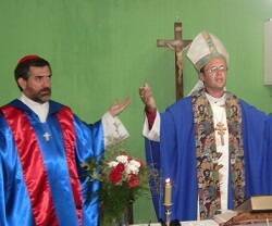 Hombres revestidos con ropajes católicos pero raros y low cost con bandera uruguaya