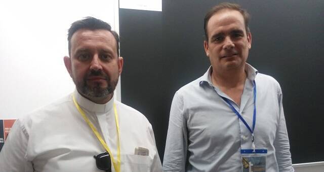 El párroco Emilio Montes y Álex Navajas, experto en gestión de recursos, en el Encuentro Inspira en Alicante 2023
