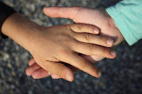 Dos manos de niños entrelazadas