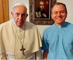 Daniel Pellizzon y el Papa Francisco posan con un cuadro de San Ignacio de Loyola