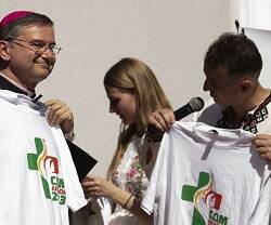 El futuro cardenal Aguiar en Zarvanitsia, Ucrania, con camisetas de la JMJ de Lisboa en ucraniano