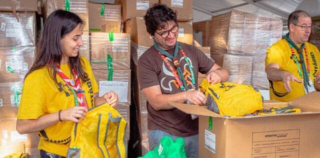 Jóvenes voluntarios de la JMJ de Lisboa preparan las mochilas con el kit del peregrino