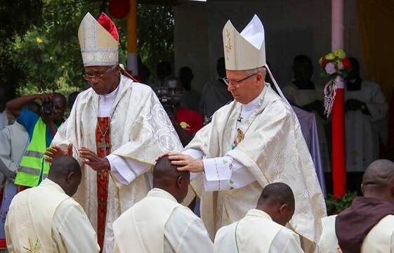 El Nuncio y el obispo de Machakos en unas ordenaciones en la parroquia San José Obrero de Wote, en Makueni