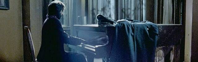 La célebre escena de 'El pianista' en la que Wladyslaw Szpilman (interpretado por Adrien Brody) toca a Chopin ante Hosenfeld para demostrar la verdad de su profesión.