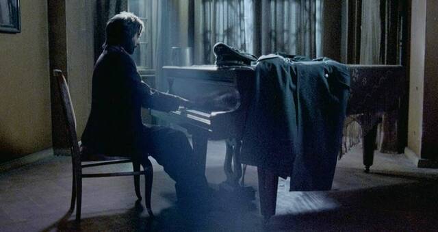 La célebre escena de 'El pianista' en la que Wladyslaw Szpilman (interpretado por Adrien Brody) toca a Chopin ante Hosenfeld para demostrar la verdad de su profesión.