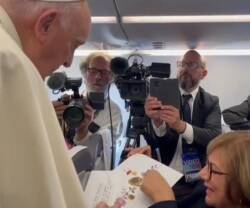 El Papa Francisco en el avión camino a la JMJ de Lisboa. 