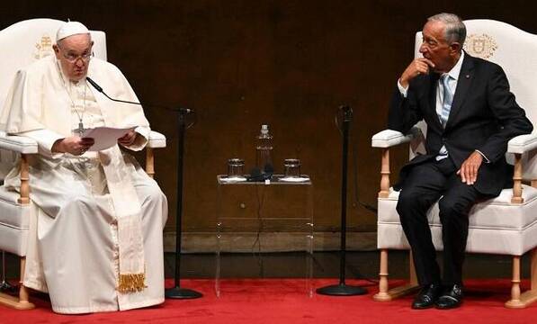 El Papa Francisco, con el presidente portugués Rebello de Sousa, ante las autoridades y diplomáticos en Lisboa