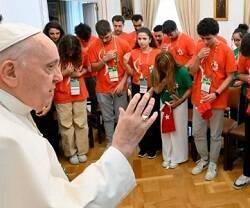 El Papa en la Nunciatura de Lisboa bendice jóvenes turcos