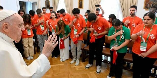 El Papa en la Nunciatura de Lisboa bendice jóvenes turcos