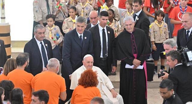 Francisco saluda a los fieles y trabajadores del centro Social de Serafina, y la parroquia de San Vicente Paul