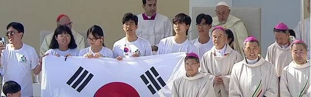 El Papa Francisco con jóvenes coreanos anuncia la JMJ de 2027 en Corea