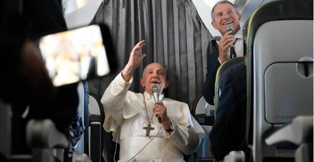 Se notó que el Papa estaba contento en su viaje de vuelta en avión de la JMJ de Lisboa 2023