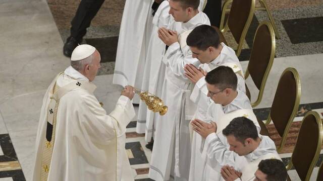 El Papa alerta a su clero contra la mundanidad espiritual: contemplar la Cruz es el antídoto