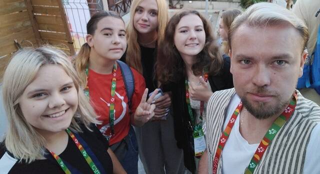 Los peregrinos católicos rusos a la JMJ se hacen un selfie en Lisboa como el de tantos otros jóvenes