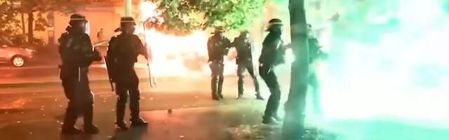 La policía francesa, atacada durante los disturbios en Francia.