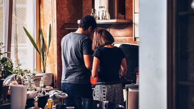 Una pareja en la cocina de su casa.