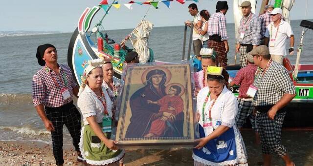 Portugueses vestidos de marineros con trajes típicos llevan el icono de la Virgen de la JMJ