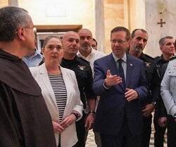 El presidente israelí Herzog, su esposa y el jefe de Policía acuden al monasterio Stella Maris en Haifa con líderes cristianos