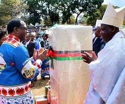 El presidente de Malaui, Lazarus Chakwera, y su esposa saludan al nuevo obispo de Zomba, Alfred Chaima.