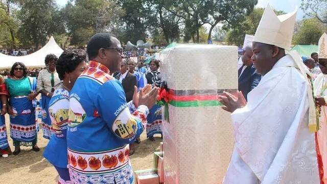 El presidente de Malaui, Lazarus Chakwera, y su esposa saludan al nuevo obispo de Zomba, Alfred Chaima.
