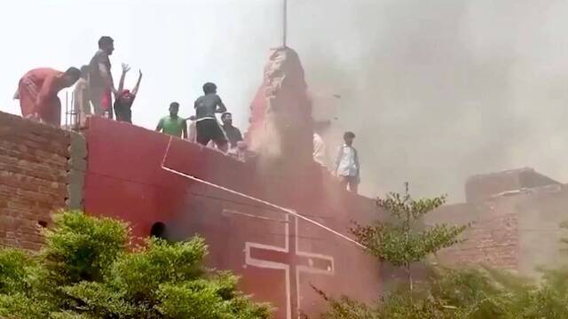 Musulmanes quemando una iglesia.