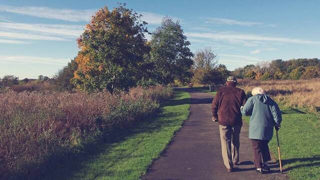 Ancianos caminando. 