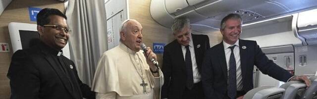 El Papa Francisco responde preguntas de los periodistas en el avión de vuelta a Roma tras su viaje mongol