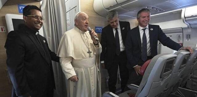 El Papa Francisco responde preguntas de los periodistas en el avión de vuelta a Roma tras su viaje mongol