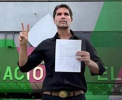Eduardo Verástegui tras inscribirse como aspirante a candidato a la presidencia de México.